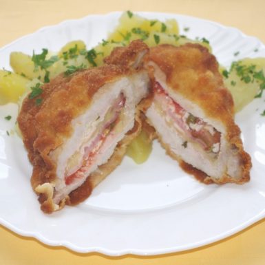 Brav.rezeň-plnený-mozzarelouparadajkou-a-slaninkouzemiaky-s-vňaťou