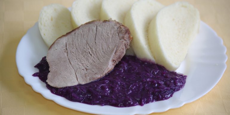 Bravčové-pečené-stehnodusená-červená-kapustaknedľa