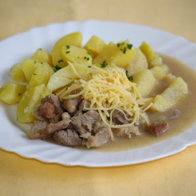 Bravčový-pivovarský-tokáň-so-syromzemiaky-s-vňaťou