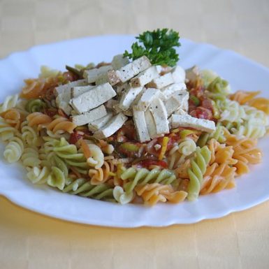Cestoviny-s-rajčiakovo-pórovou-omáčkou-a-marinovaným-tofu