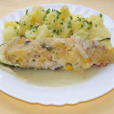 Cuketa-plnená-pikantnou-ryžovou-zmesou-zemiaky-s-vňaťou-zeleninový-šalát