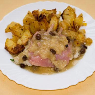 Filé-z-morčacích-pŕs-s-jablkami-a-šunkou-pečené-zemiaky