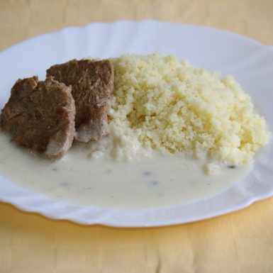 Hov.steak-goody-foody-s-omáčkou-zo-zeleného-koreniakuskus