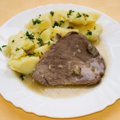 Hovädzia-pečienka-na-šampiňónoch-zemiaky-s-vňaťou