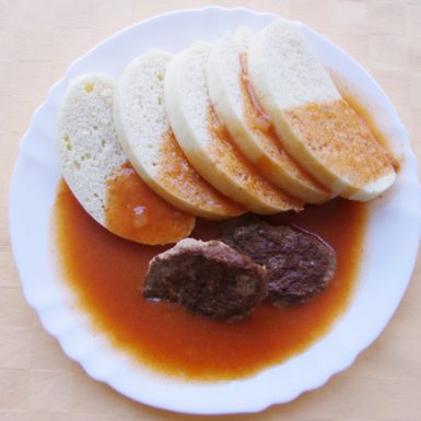 Hovädzí-plátok-Goody-foody-s-rajčinovou-omáčkou-knedľa