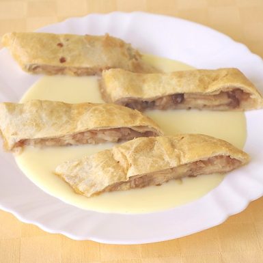 Jablková-štrúdľa-z-lístkového-cesta-vanilková-omáčka-cereálna-tyčinka
