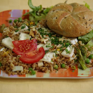 Jarný-šalát-y-bulgurušpargleenciánu-a-vlaš.orechovdressing