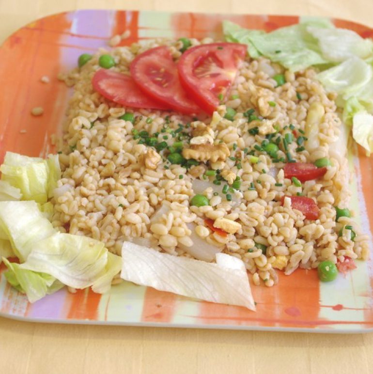 Jarný-šalát-z-bulguru-špargle-a-vlašských-orechov-dressing-graham-pečivo