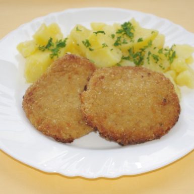Karbonátok-s-kyslej-kapusty-zemiaky-s-vňaťou-zel.-šalát