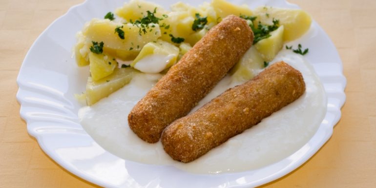 Krokety-z-rybieho-filé-s-citrónovou-omáčkou-zemiaky-s-vňaťou1