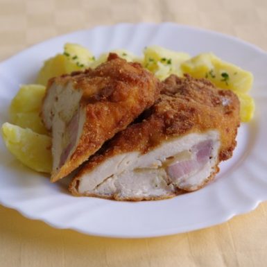 Kur.rezeň-s-údeným-ośtiepkom-a-slaninkouzemiaky-s-vňaťou