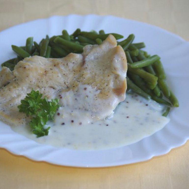 Kur.steak-s-omáčkou-z-celozrnnej-horčicedusená-zelenina.1