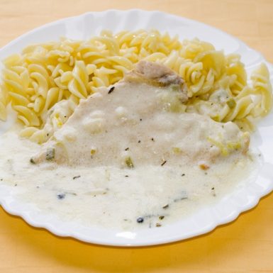 Kuracie-prsia-s-krémovou-pórovou-omáčkou-cestovina