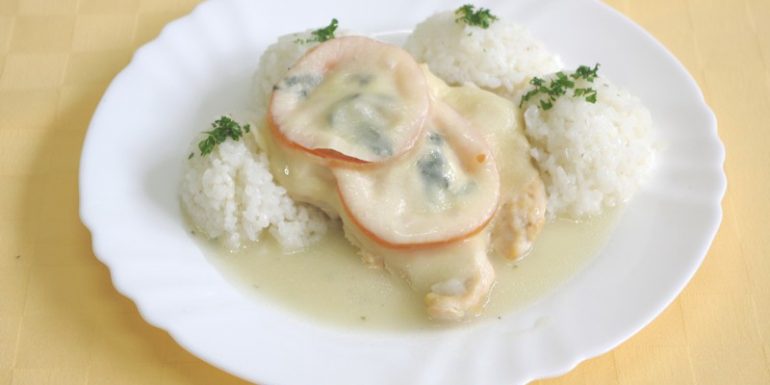 Kuracie-prsia-zapečené-s-rajčinoubazalkou-a-mozzarelou-ryža-zel.-šalát