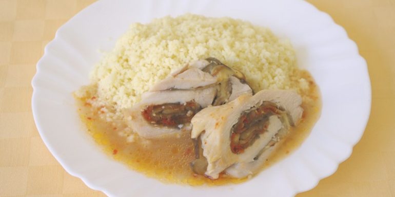 Kurací-závitok-s-baklažánom-a-údeným-syrom-kuskus-rajčinový-šalát