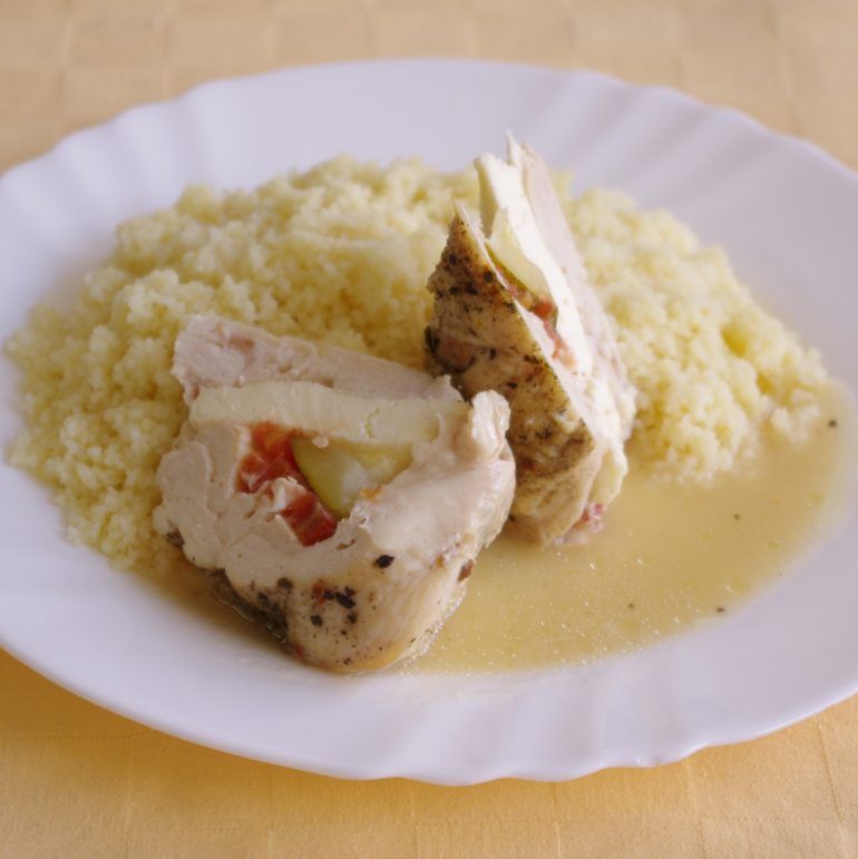 Kurací-závitok-s-cuketourajčinou-a-feta-syrom.kuskus
