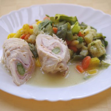 Kurací-závitok-so-šunkousyrom-a-špargľoudusená-zelenina