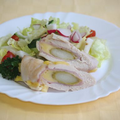 Kurací-závitok-so-šunkousyrom-a-špargľousvieža-zelenina