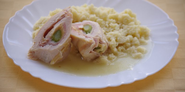Kurací-závitok-so-šunkousyrom-a-špargľouzázvorový-kuskus