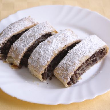 Maková-štrúdľa-z-lístkového-cesta-so-strúhanými-jablkami