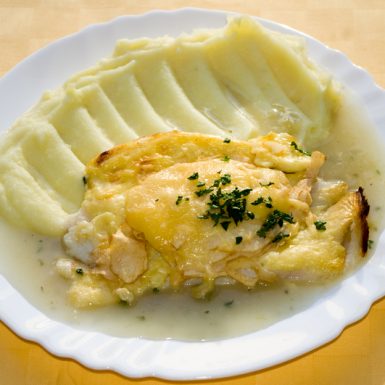 Pangasius-zapečený-s-jablkami-a-bešamelom-zemiaková-kaša