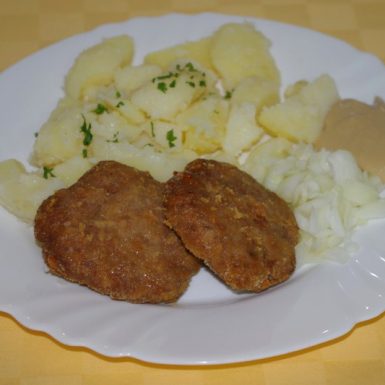 Pečené-bravčovinky-s-horčicou-a-cibuľouzemiaky-s-vňaťou