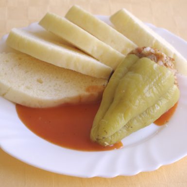 Plnená-paprika-s-robi-mäsom-a-ryžouparadajková-omáčkaknedľa