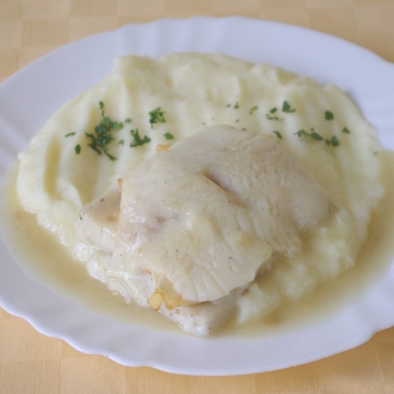 Rybie-filé-zapečené-s-jablkami-a-bešamelom-zemiaková-kaša-mrkvový-šalát