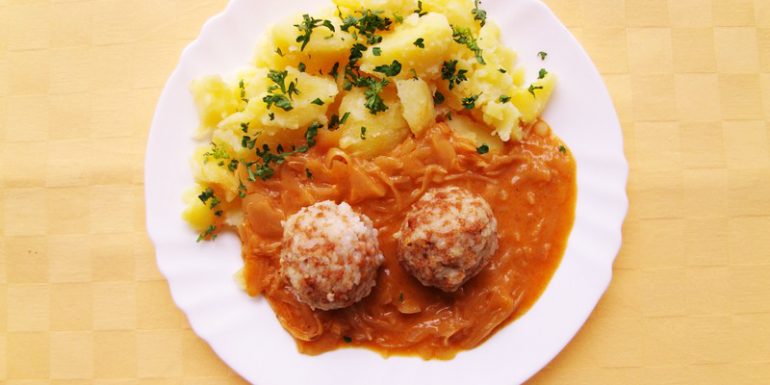Ryžové-guľky-z-robi-mäsom-na-kapuste-zemiaky-s-vňaťou