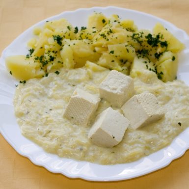 Tekvicový-prívarok-s-tofu-kockami-zemiaky-s-vňaťou_1