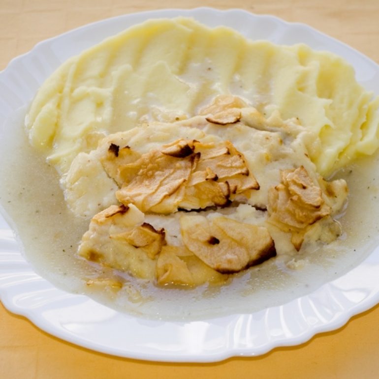 Tilapia-zapečená-s-jablkami-a-bešamelom-zemiak.kaša