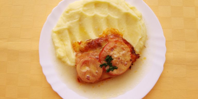 Tilapia-zapečená-s-rajčinami-a-syrom-zemiaková-kaša