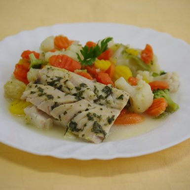 Treska-tmavá-pečená-s-bylinkovým-maslomdusená-zelenina