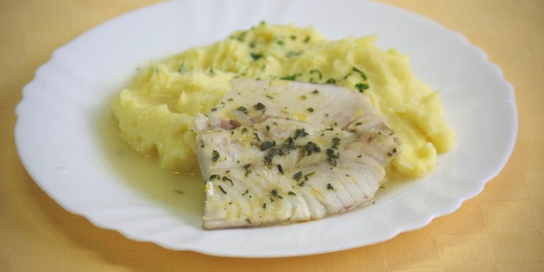 Treska-tmavá-pečená-s-bylinkovým-maslomzemiakova-kaša