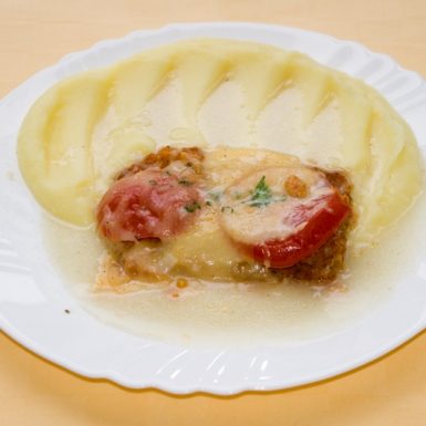 Treska-zapečená-s-rajčinami-a-syrom-zemiaková-kaša