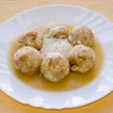 Tvarohové-guľky-s-jablkovým-pyré-a-sladkou-stúhankou