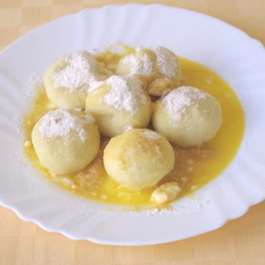 Tvarohové-knedle-plnené-jahodou-sladká-strúhanka-džús