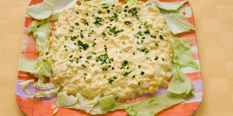 Vajíčkovo-majonézový-šalát-s-kukuricou-a-jarnou-cibuľkou