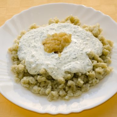 Zemiakové-halušky-a-tvarohom-kôprom-a-restovanou-cibuľkou