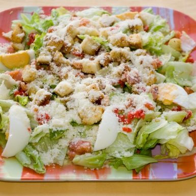 Šalát-Cézar-s-údeným-lososom-vajíčkom-a-parmezánom